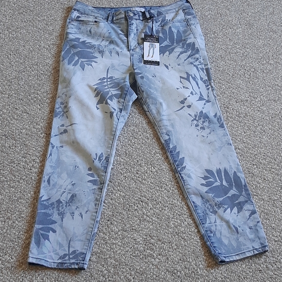 New Curvy High Waist Ankle Jeans - Picture 5 of 9